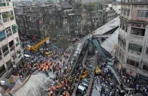 立交桥倒塌致26人死 印度总理：这是神的旨意