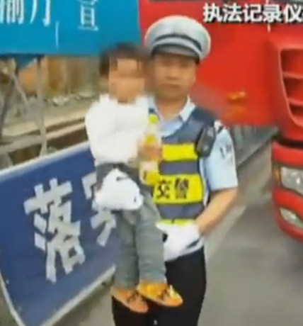 贵州：小孩误“闯”高速 司机警察当“奶爸