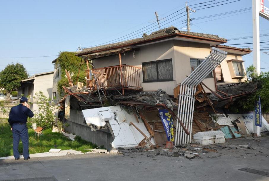 日本熊本县6.5级地震 部分民居倒塌街道一片狼藉