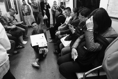 法制晚报讯(记者 石爱华)“我是卖艺，不是乞讨。”在地铁里唱歌的盲人李长德眼里，这两个行当始终泾渭分明。