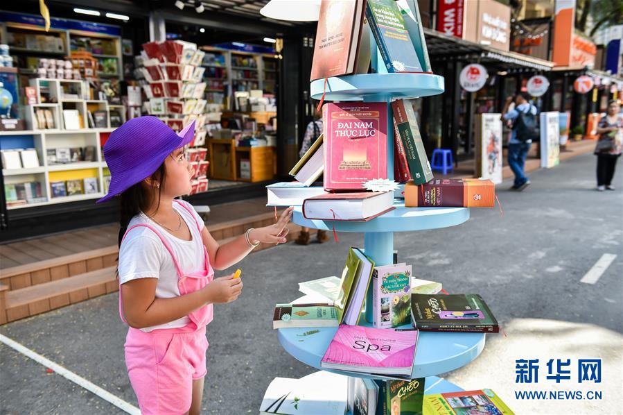 越南首条图书街掠影 《红楼梦》等名著受欢迎