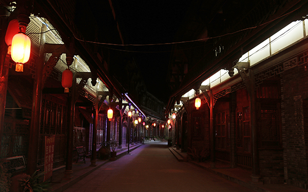 夜深时的街子古镇 本文照片均系澎湃新闻记者 程艺辉 摄