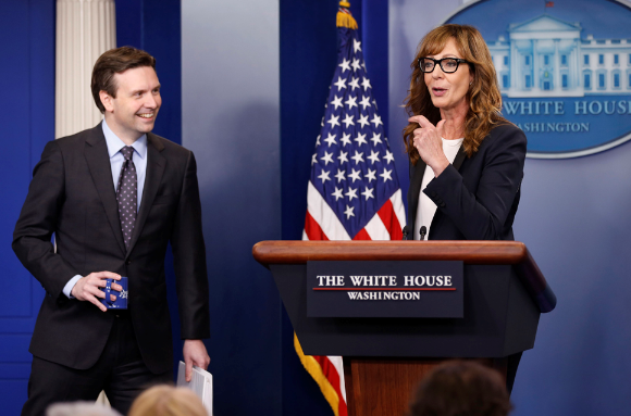 女演员现身白宫记者会 上演真实版“白宫群英”