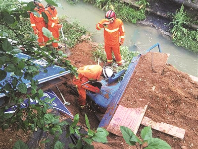 漳州东南花都路段 一运沙土货车坠翻河沟司机