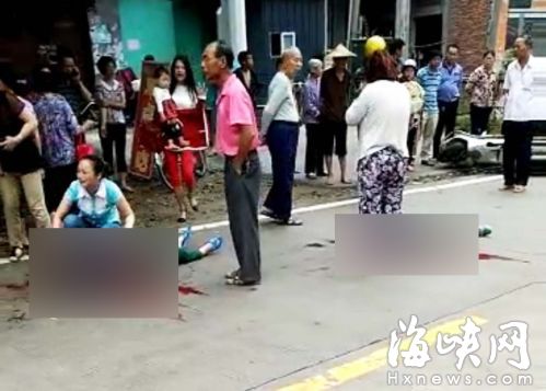 奶奶与孙子倒在血泊中
