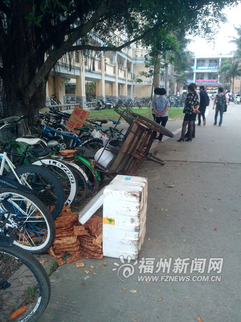 大学城摊贩擅入学校摆摊 保安劝阻时被捅伤