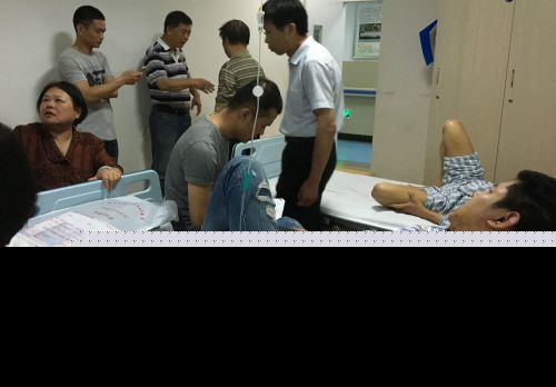 小区不少业主自发去医院看望