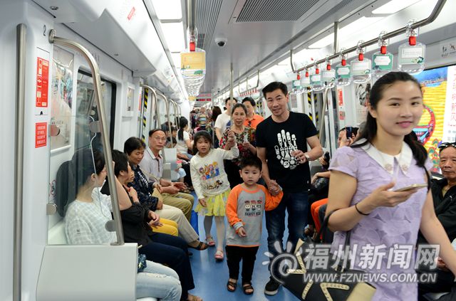 双休日地铁试乘掀热潮 有市民全家出动去尝鲜