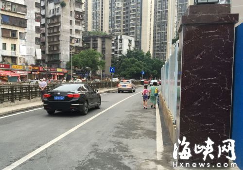 福州观风亭街人行道被工地围占 人车抢道混行
