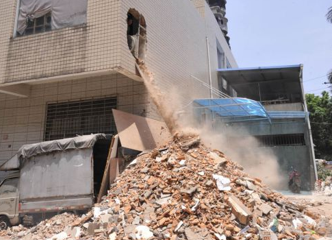 福州祥美花园小区二楼抛装修垃圾 居民戴口罩出门
