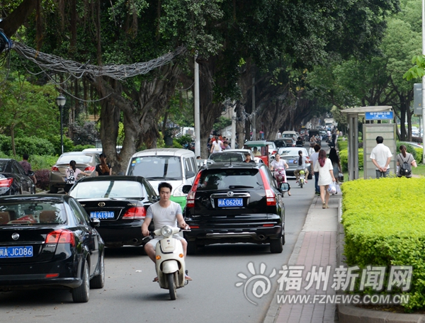 小区附近被违停车辆堵路 业主冒险开车逆行