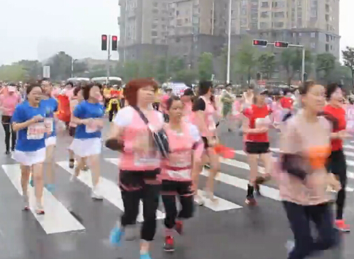 实拍厦门女子马拉松 8000女性快乐奔跑