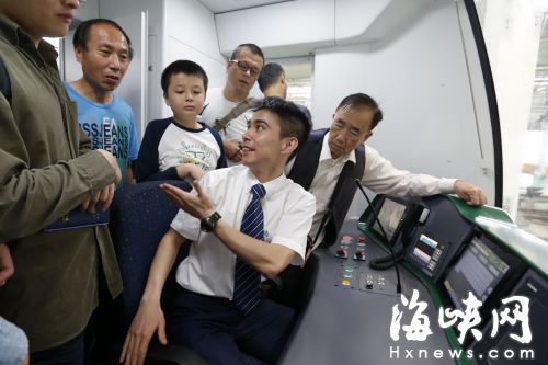 地铁司机 工作时像机器人 
