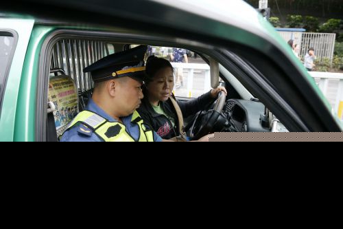 执法人员发现闽AT6374的出租车安装&ldquo;跑得快&rdquo; &nbsp; &nbsp;