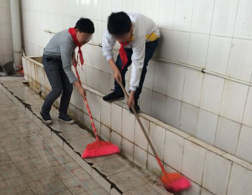 学生扫厕所家长有赞有弹 校方:锻炼劳动能力