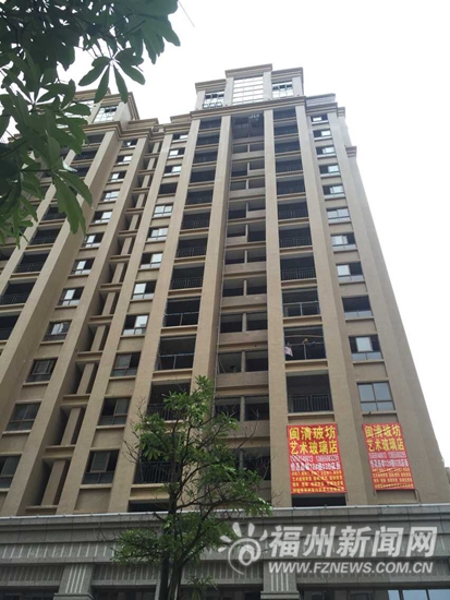 74户违建楼房单侧增重300吨 业主担忧房子成比萨斜塔