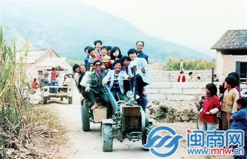 上世纪80年代，乡村手扶拖拉机也可载客