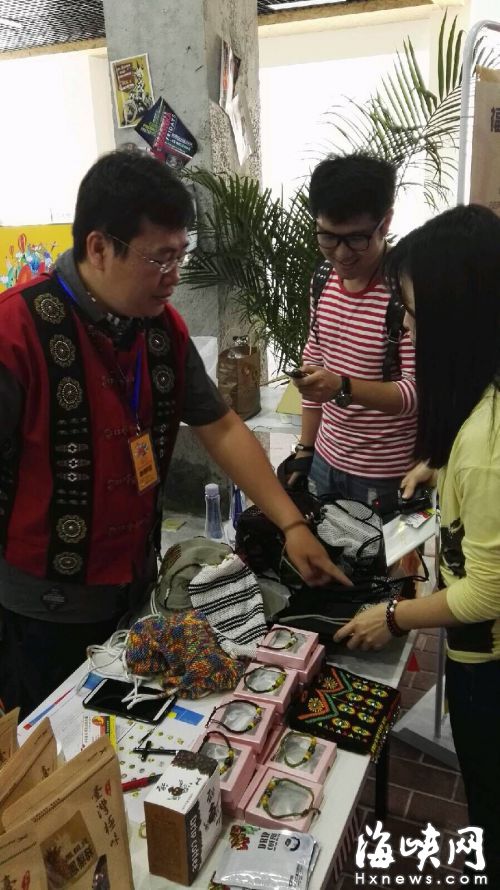 台湾参展企业展示的少数民族服饰。