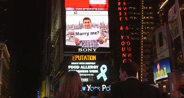 美国男子租时代广场大屏幕高调求婚 女友激动泪奔