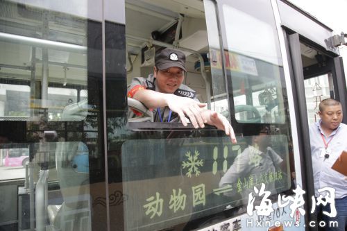 公交安全员说,小偷当时就挂在这个窗口