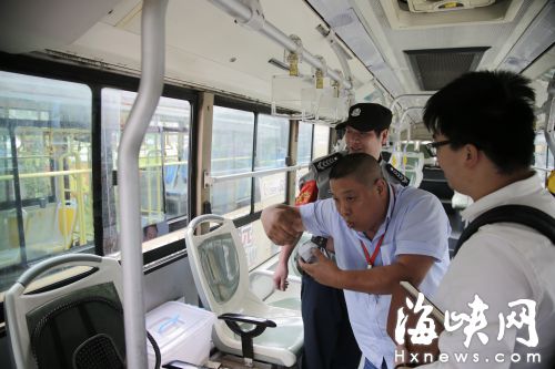 车窗外“挂”个小偷 福州117路公交直奔派出所 