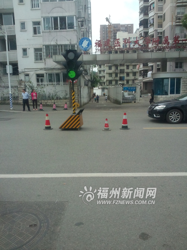 附一医院周边常堵车 交警设临时信号灯堵情缓解