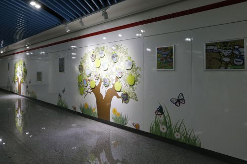 三叉街地铁站的装饰画，满墙小清新