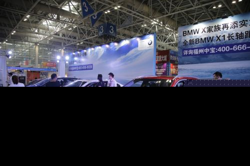 新款宝马X1出现在海都展览馆