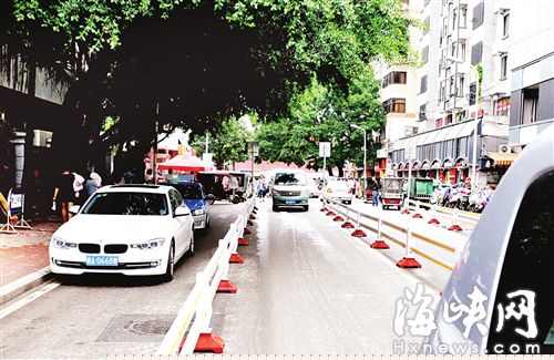 道山路省妇幼医院门口按车道设置隔离栏