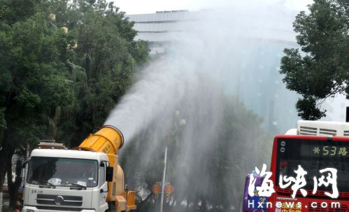 雾炮车喷“中雨” 路人被淋成落汤鸡