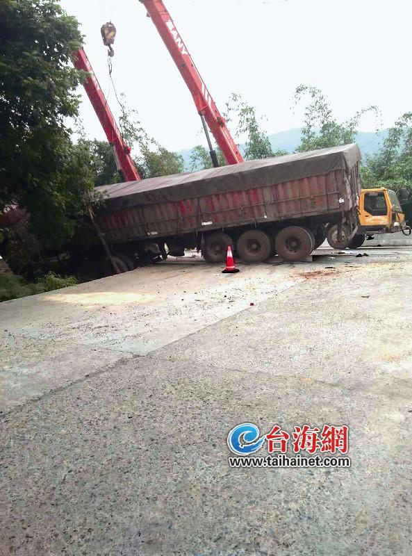 漳州：两车相撞 摩托车上两人被碾致死