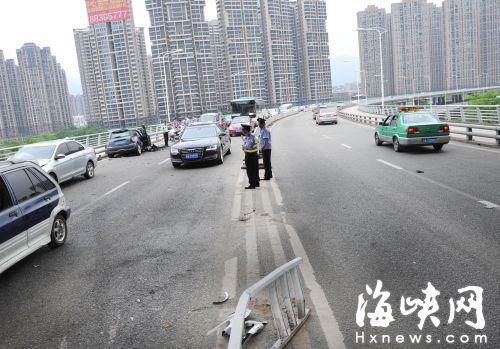 桥中护栏被撞开一个大口