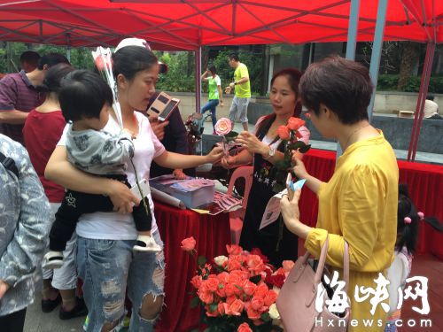 当天鲜花赠送环节最受市民欢迎