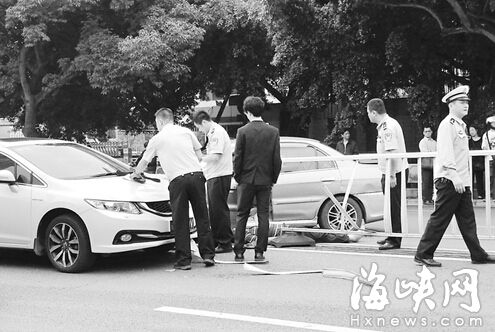 福州铜盘路一出租车闹市撞护栏 的哥不幸身亡