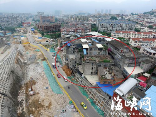 福州厦坊路新建道路边 四栋民房高悬存隐患