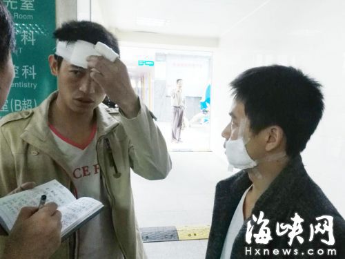 这两位工友脸颊和头部被炸伤