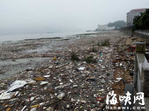 工厂将垃圾偷倒岸边 马尾闽江边现数百米垃圾带