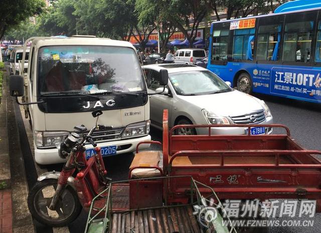上雁路上百辆车&ldquo;安营&rdquo;仅能容一辆公交车通过