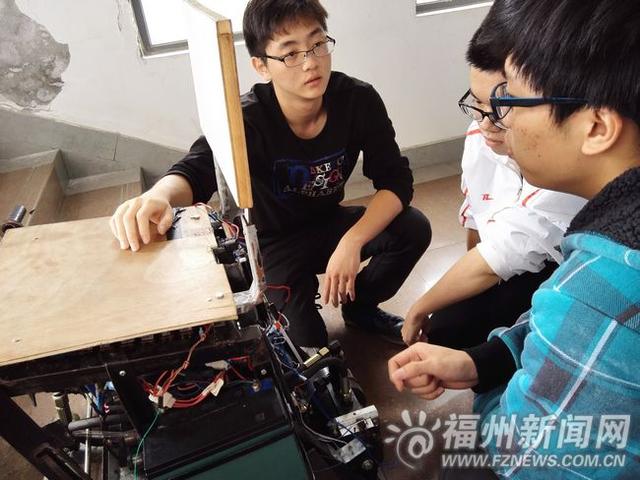 创客醉心研发&ldquo;爬楼机&rdquo;能在一米宽楼道内转弯