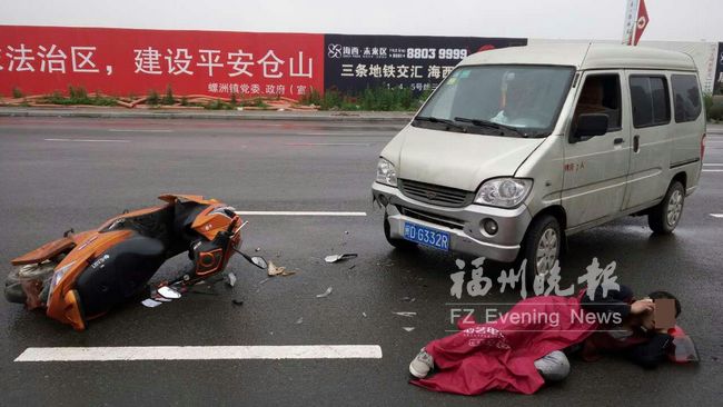 男子骑车直行撞上左拐面包车 腿部骨折无法站立