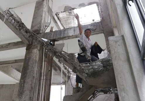 拆楼梯时爆炸工人受伤:别墅内发现疑似雷管碎片