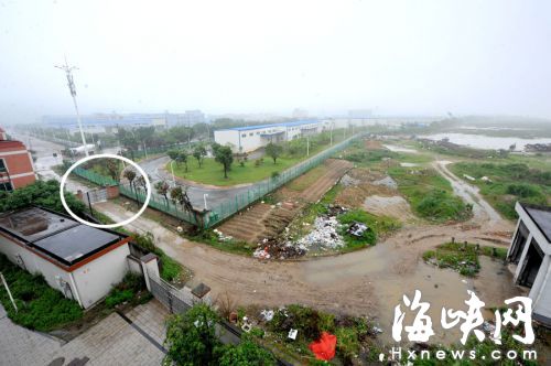 通往江边的小路设有铁门（画圈处），但难挡偷倒者