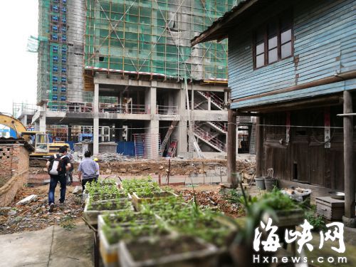 中铁城工地距旁边的民房，只有十多米远