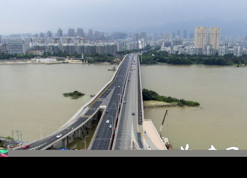 新旧桥之间、北桥头三个匝道两侧都将装花箱 &nbsp;