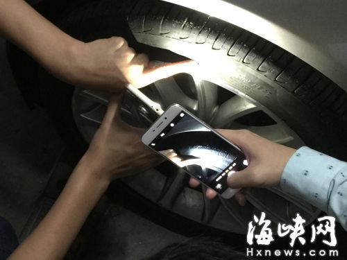 福州状元府小区 宝马前后车胎两天接连被扎