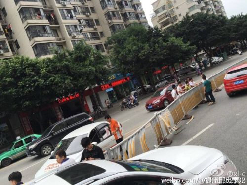 突发！福州洪山桥头保时捷撞上护栏 伤亡不明