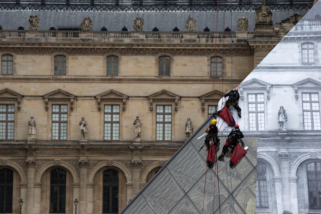 艺术家玩错觉贴纸 “变没”卢浮宫玻璃金字塔