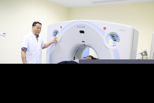 痴迷上网男孩腰椎间盘突出 躺着玩手机又颈痛