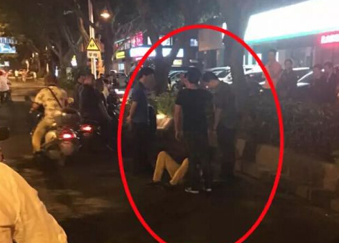深夜四男子抢劫？实为警方抓捕吸贩毒嫌疑人
