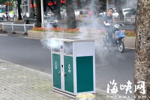 福州华林路垃圾桶被引燃吓坏边上等车乘客 疑因烟头所致